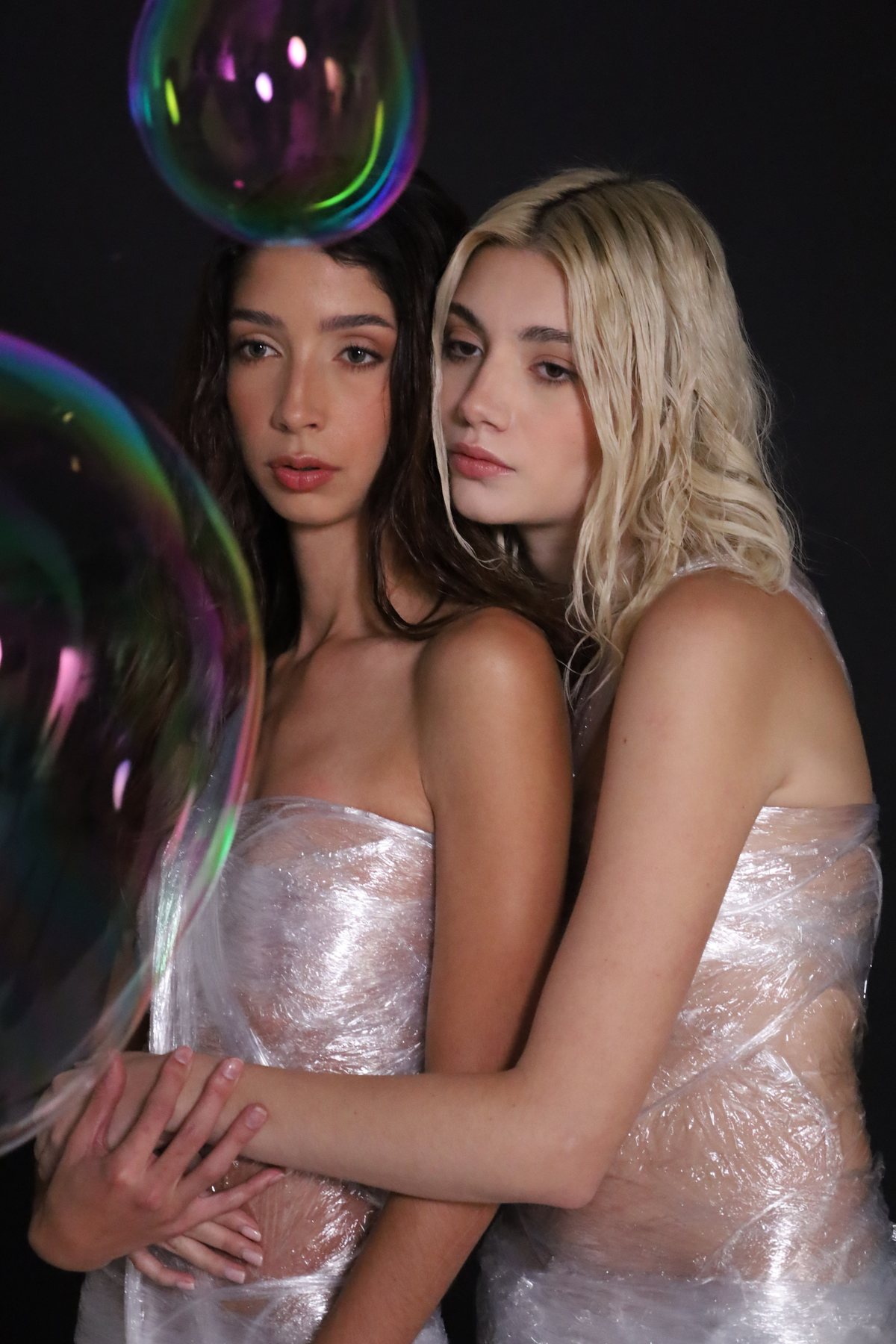 Dos modelos con burbujas iridiscentes