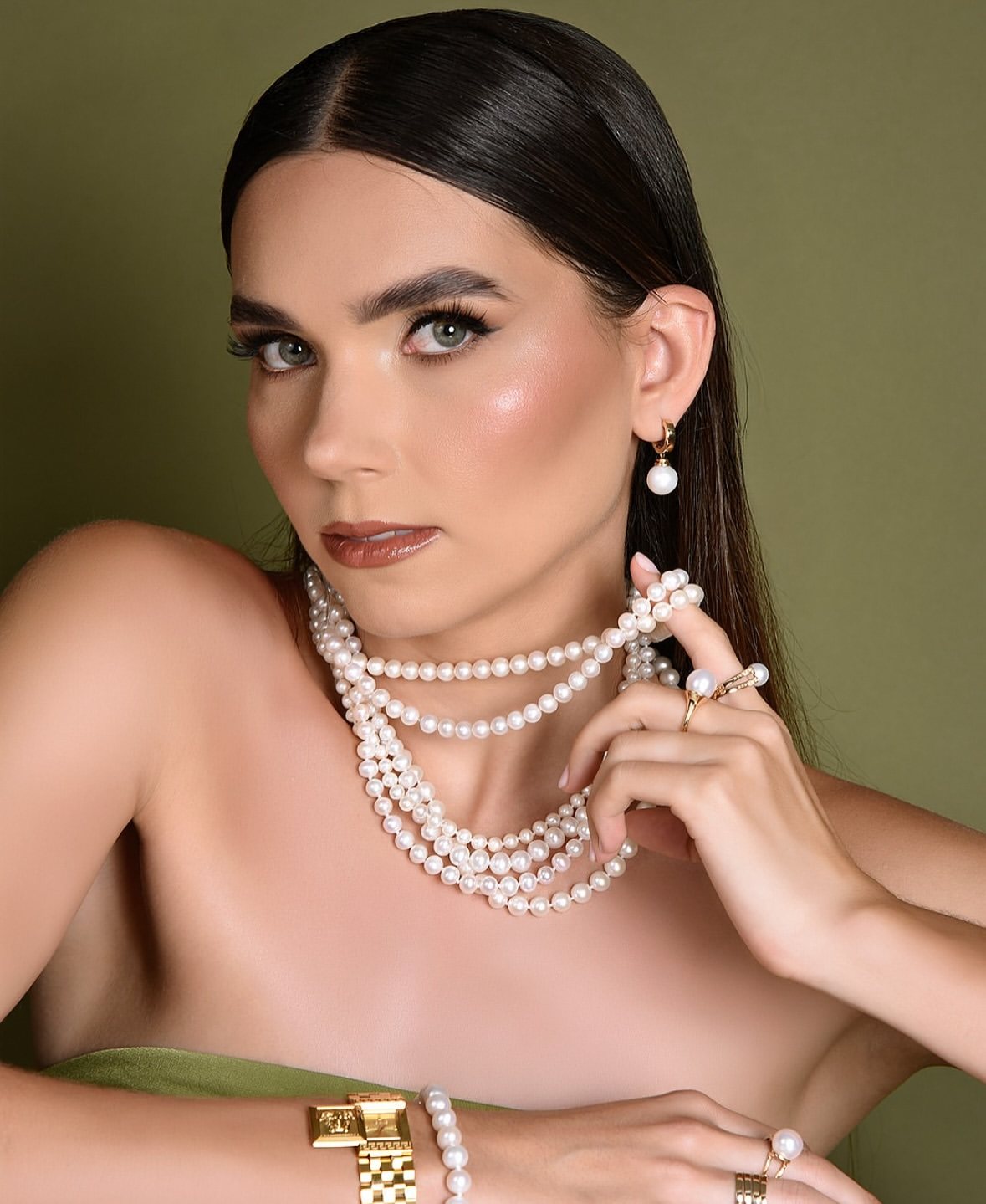 Campaña para Joyerías Villeda con collar de perlas